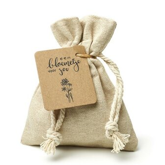 Ingepakt linnenzakje met zaden en label &#039;een bloemetje voor jou&#039;