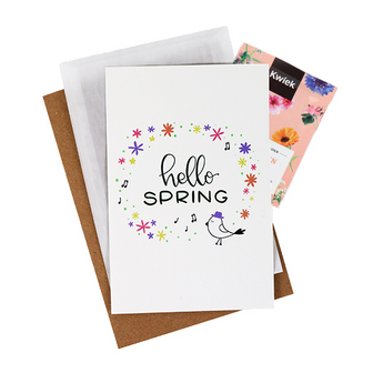 Bloemenzaden met kaart 'Hello spring' verpakt in pergamijn zakje