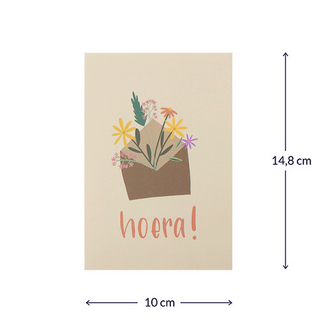 Bloemenzaden met kaart 'Hoera' verpakt in pergamijn zakje