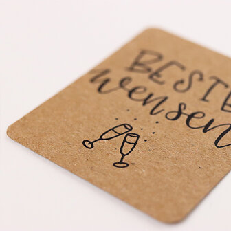 Sfeerfoto kraftlabel 50 x 60 mm met boorgat met de tekst &#039;Beste wensen&#039;
