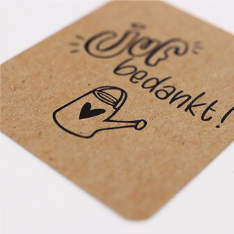 Sfeerfoto kraftlabel 50 x 60 mm met boorgat met de tekst &#039;Juf bedankt&#039;