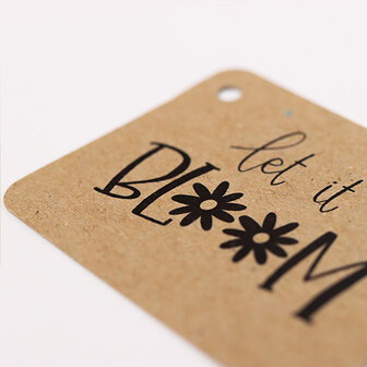 Sfeerfoto kraftlabel 50 x 60 mm met boorgat met de tekst &#039;Let it bloom&#039;