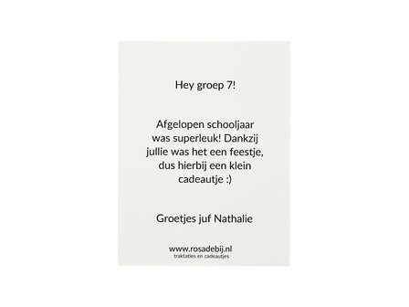 Achterkant kaartje 80 x 105 mm met de tekst &lsquo;Blije bijen&rsquo; in combinatie met eigen tekst.