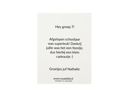 Achterkant kaartje 80 x 105 mm met de tekst &lsquo;Vergeet me niet&rsquo; in combinatie met eigen tekst.