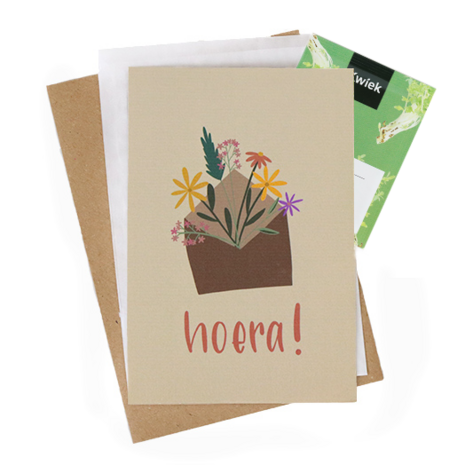 Bloemenzaden met kaart 'Hoera' verpakt in pergamijn zakje