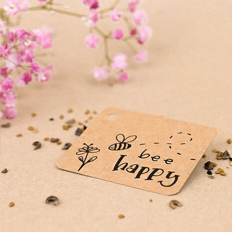 Sfeerfoto kraftlabel 50 x 60 mm met boorgat met de tekst 'Bee happy'