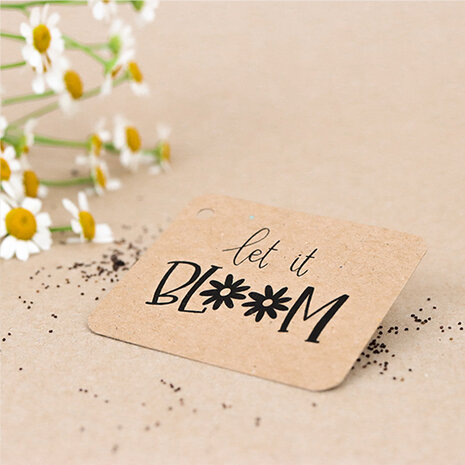 Sfeerfoto kraftlabel 50 x 60 mm met boorgat met de tekst 'Let it bloom'