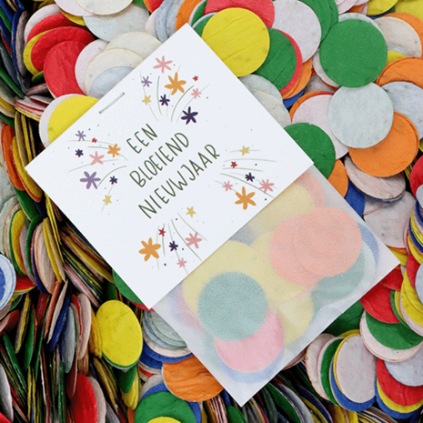 Sfeerfoto bedankje met groeiconfetti in pergamijn zakje met klapkaartje - Een bloeiend nieuwjaar.