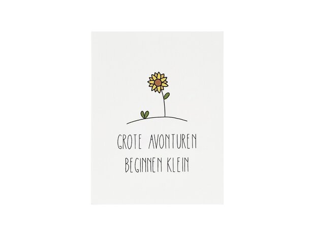 Voorkant kaartje 80 x 105 mm met de tekst ‘Grote avonturen beginnen klein’