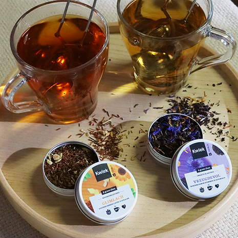 Theetas met 3 blikjes en thee-ei knijper - Sfeerfoto