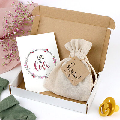 Brievenbus bedankje geboorte; zaden in linnenzakje met ansichtkaart