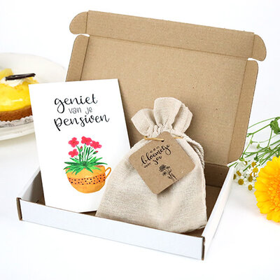 Brievenbus bedankje pensioen; zaden in linnenzakje met ansichtkaart