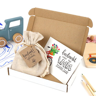 Brievenbus bedankje kinderdagverblijf; zaden in linnenzakje met ansichtkaart