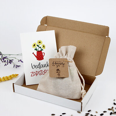 Brievenbus bedankje voor de dag van de zorg; zaden in linnenzakje met ansichtkaart