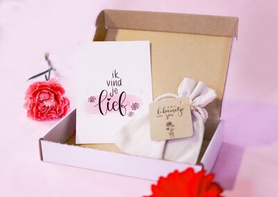 Brievenbus bedankje Valentijn; zaden in linnenzakje met ansichtkaart 