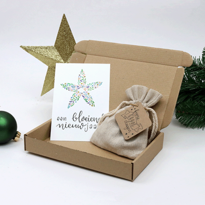 Brievenbus bedankje voor de Feestdagen; zaden in linnenzakje met ansichtkaart