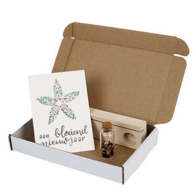 Brievenbus bedankje Feestdagen; zaden in glazen flesje met ansichtkaart en standaard