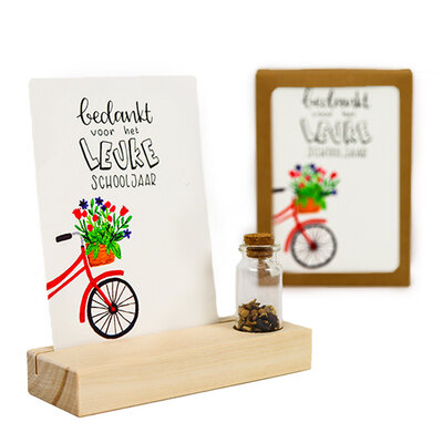 Bedankt voor het leuke schooljaar - Bedankje zaden in glazen flesje met kaart en standaard