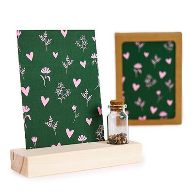 Hartjes en bloemetjes - Bedankje zaden in glazen flesje met kaart en standaard