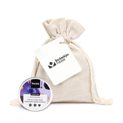 Thee in linnenzakje met eigen ontwerp